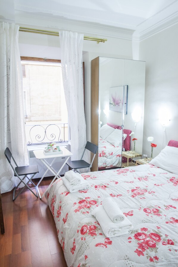 Basic Double Room | Desk, laptop workspace, free WiFi, bed sheets - Ariana Luxury Guest House (Rome)