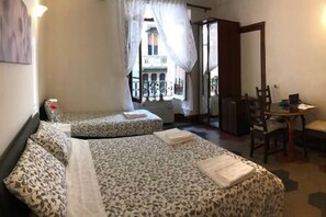 ห้องทริปเปิล | โต๊ะทำงาน, พื้นที่ทำงานแบบใช้แล็ปท็อป, Wi-Fi ฟรี, ผ้าปูที่นอน