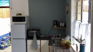 Cottage, Garden View | Private kitchenette | Coffee/tea maker, fridge, microwave, electric kettle - 74 Northway (Durban North)