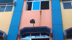 Un edificio con un letrero que dice "S.I.U Blogarden".