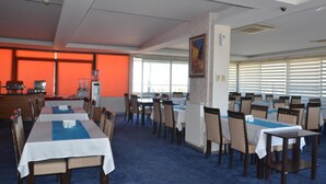 Déjeuner, dîner et souper servis sur place