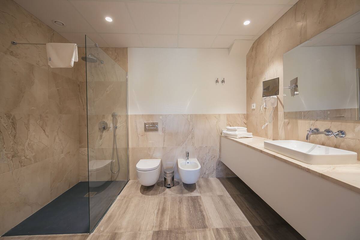 deluxe studio suite, multiple beds, terrace, mountain view | bathroom | shower, rainfall showerhead, free toiletries, hair dryer