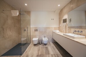 Deluxe Studio Suite, Multiple Beds, Terrace, Mountain View | Bathroom | Shower, rainfall showerhead, free toiletries, hair dryer - Hotel Rural el Molino de Felipe (Mula)
