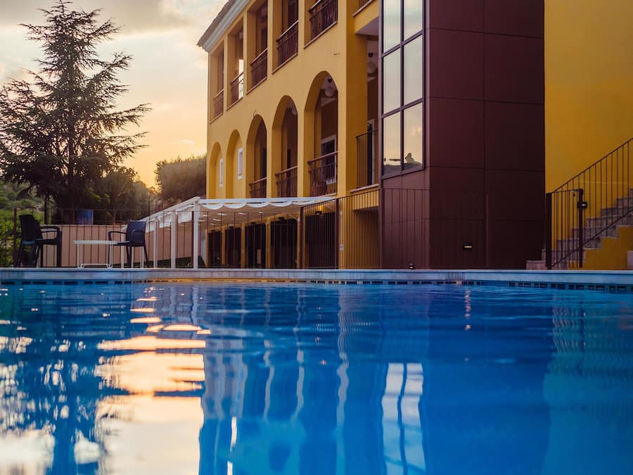 Una piscina al aire libre de temporada, sillones reclinables de piscina