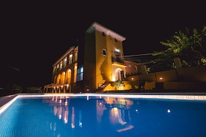 Seasonal outdoor pool, open 10:00 AM to 8:00 PM, sun loungers - Hotel Rural el Molino de Felipe (Mula)