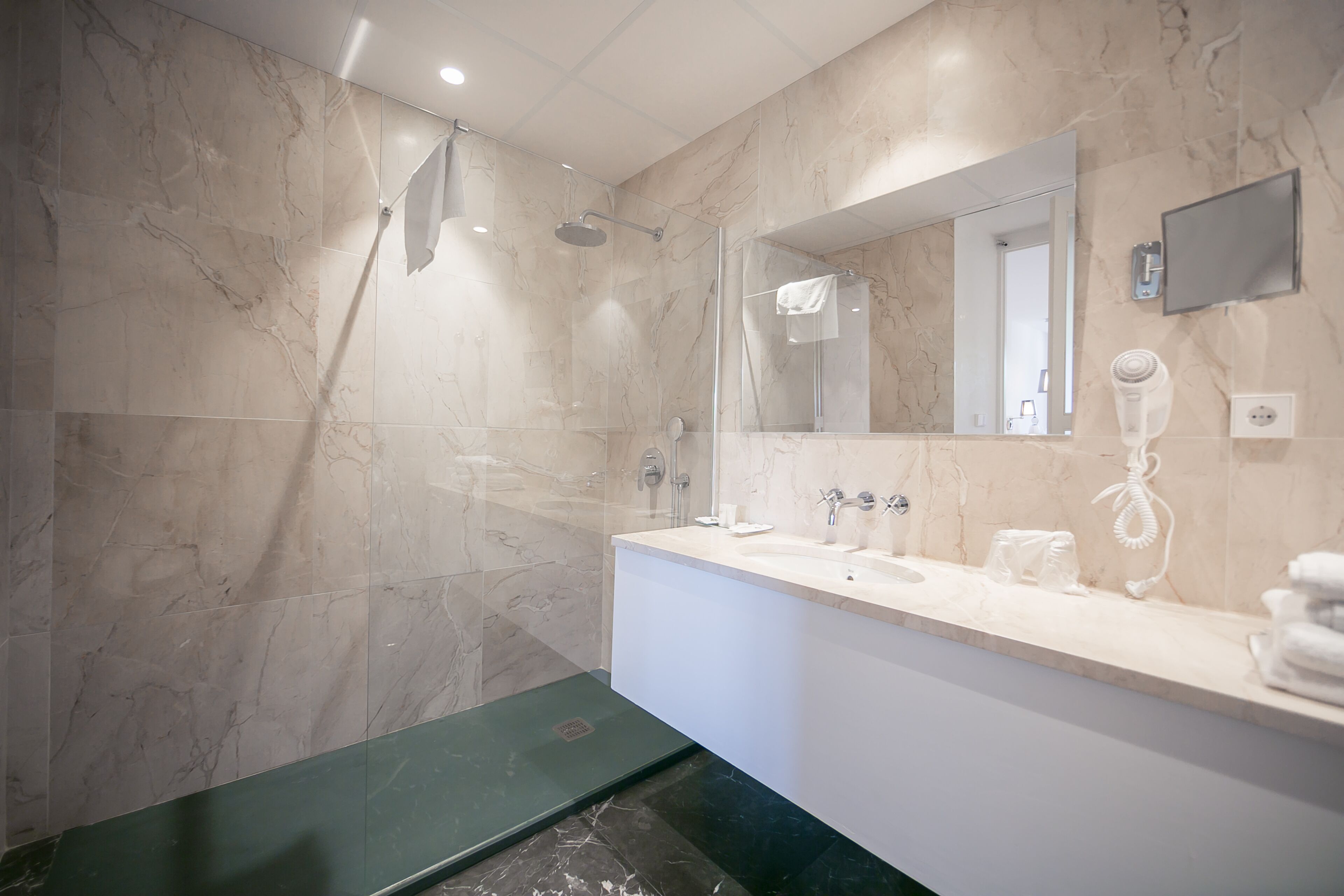 deluxe double room, 1 king bed, mountain view | bathroom | shower, rainfall showerhead, free toiletries, hair dryer