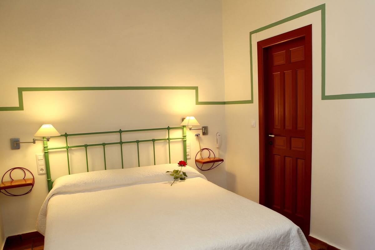 Habitación estÔndar con 1 cama matrimonial o 2 individuales, 1 habitación, acceso a la alberca | 1 habitación, ropa de cama de alta calidad y camas con efecto memoria