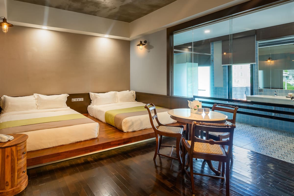 Premier Quadruple Room, 2 Queen Beds, Non Smoking, Bathtub
