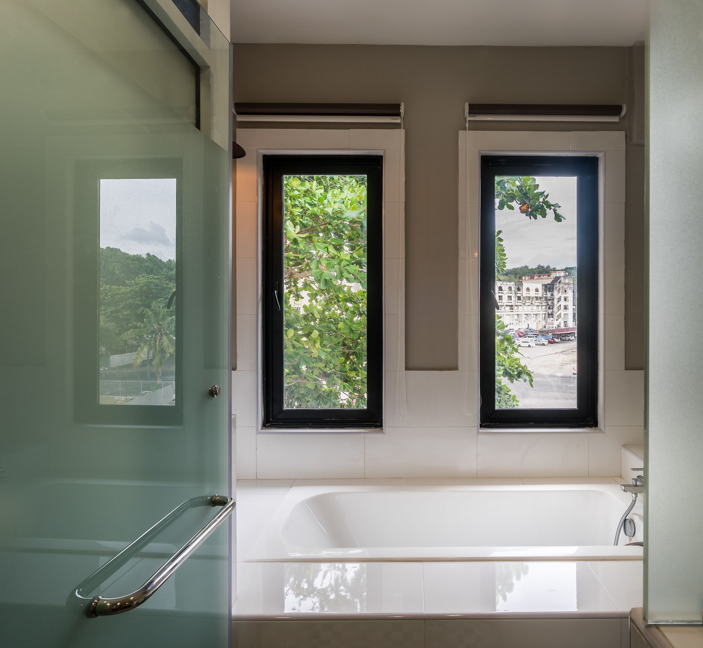 grand quadruple room, 2 queen beds, non smoking, bathtub | bathroom | separate bathtub and shower, deep-soaking bathtub, free toiletries