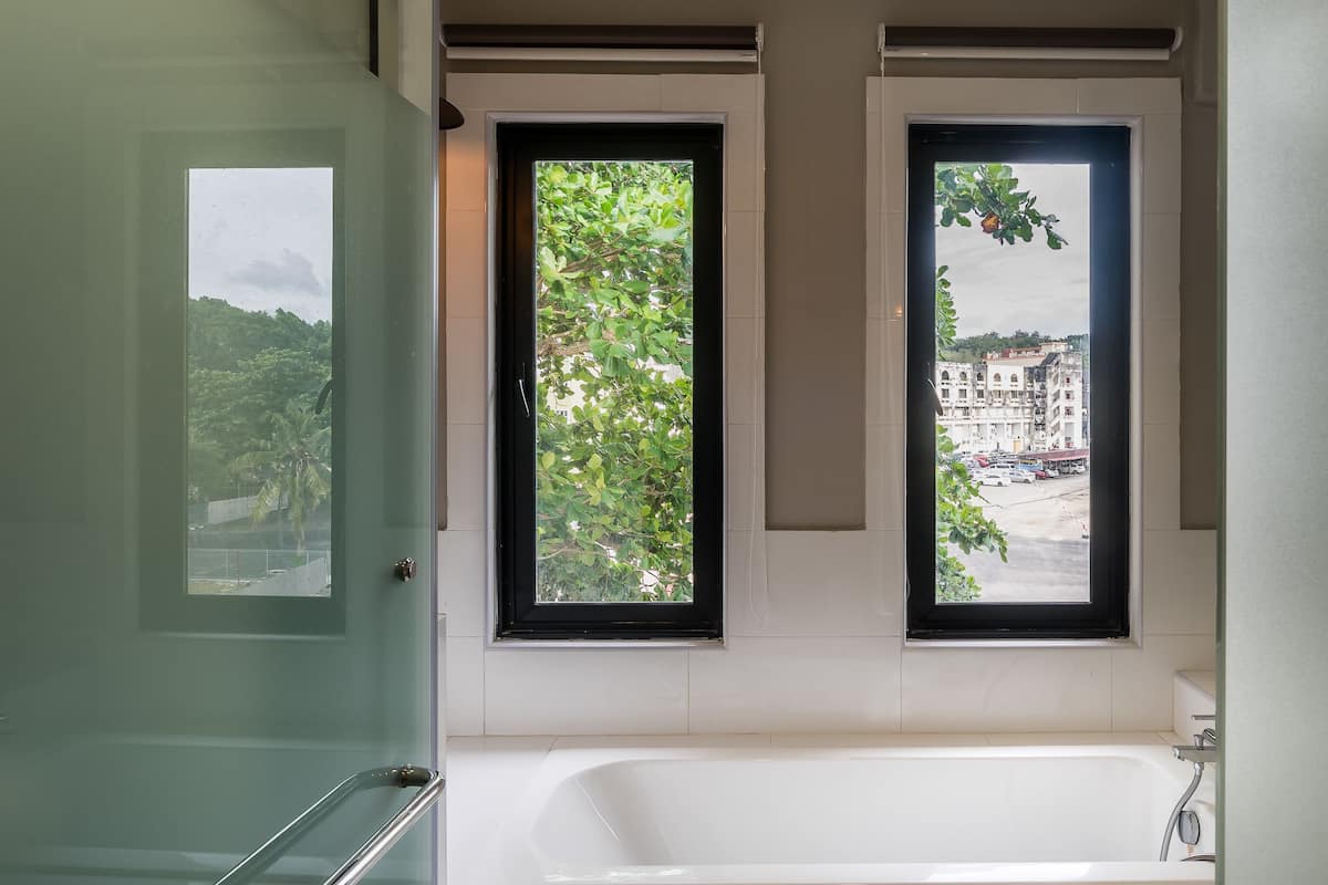 grand quadruple room, 2 queen beds, non smoking, bathtub | bathroom | separate bathtub and shower, deep-soaking bathtub, free toiletries