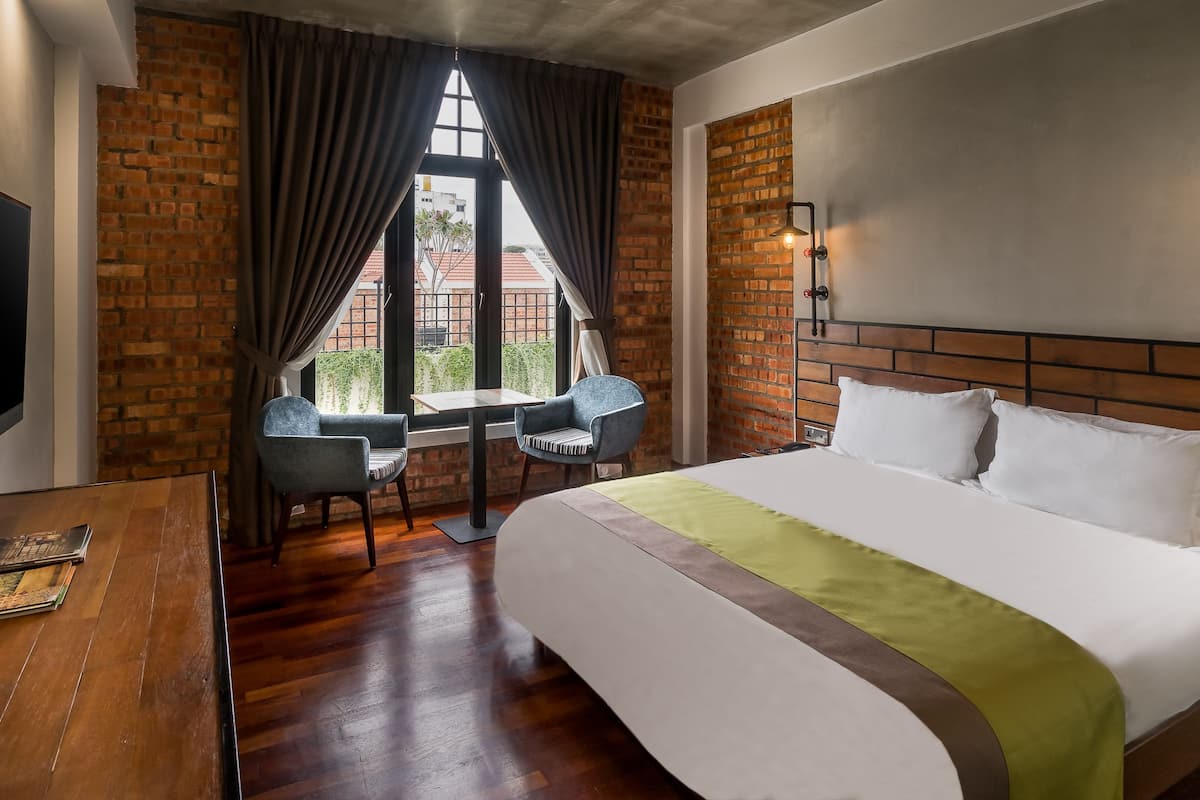 deluxe room, 1 king bed, non smoking, bathtub | 1 bedroom, minibar, in-room safe, desk