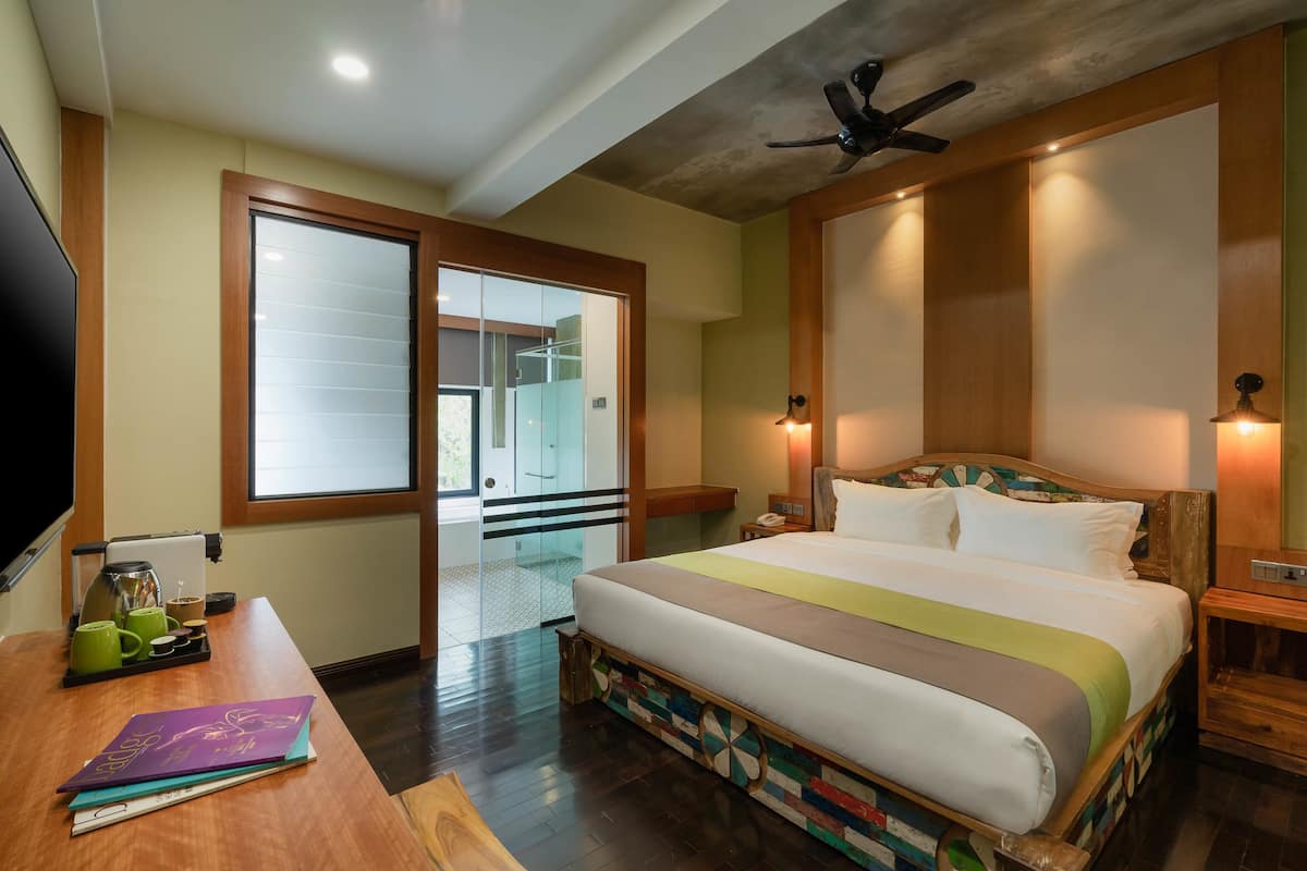 grand double room, 1 king bed, accessible, non smoking | 1 bedroom, minibar, in-room safe, desk
