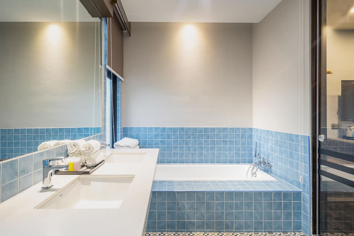 separate bathtub and shower, deep-soaking bathtub, free toiletries