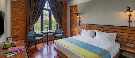 Deluxe Room, 1 King Bed, Non Smoking, Bathtub