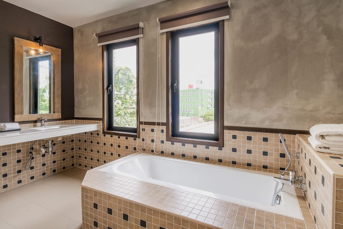 signature suite, 1 bedroom, non smoking, bathtub | bathroom | separate bathtub and shower, deep-soaking bathtub, free toiletries