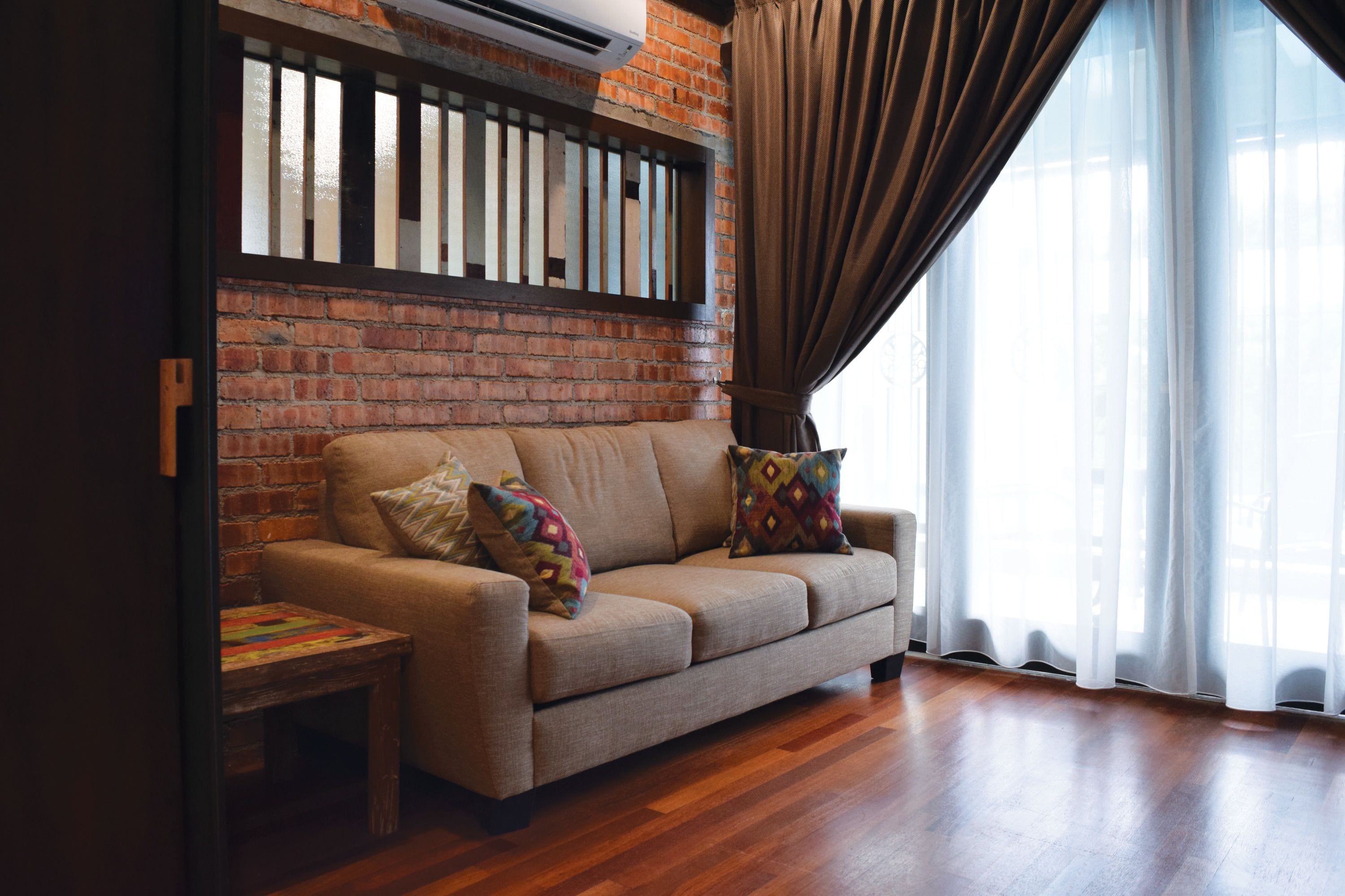 signature suite, 1 bedroom, non smoking, bathtub | living room | led tv