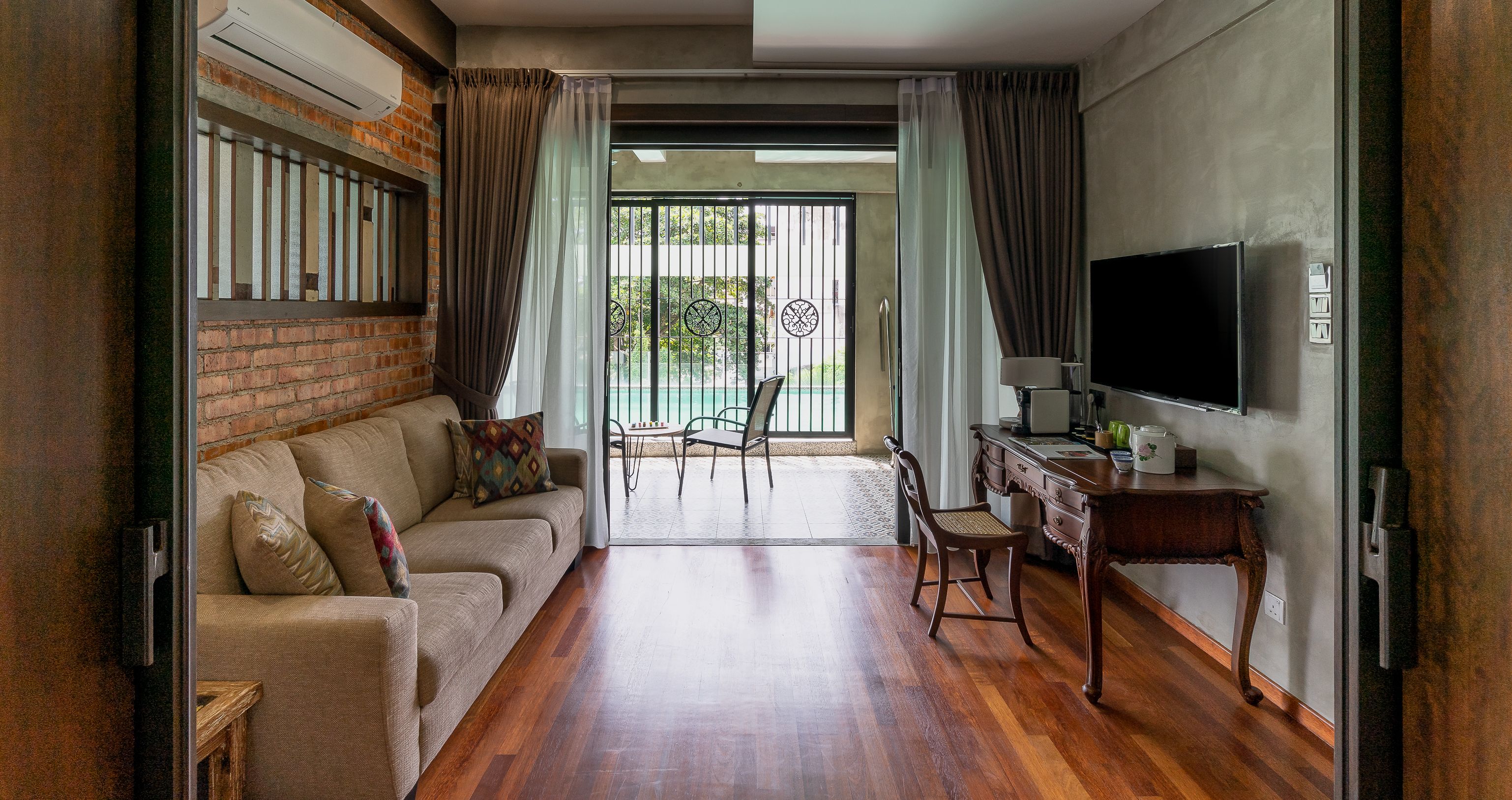 signature suite, 1 bedroom, non smoking, bathtub | living area | led tv