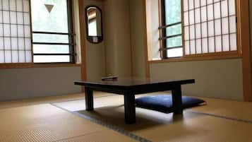 Traditionele kamer (Japanese Style, for 2-3) | Een kluis op de kamer, een bureau