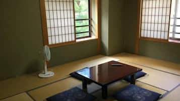 Traditionele kamer (Japanese Style, for 4) | Een kluis op de kamer, een bureau
