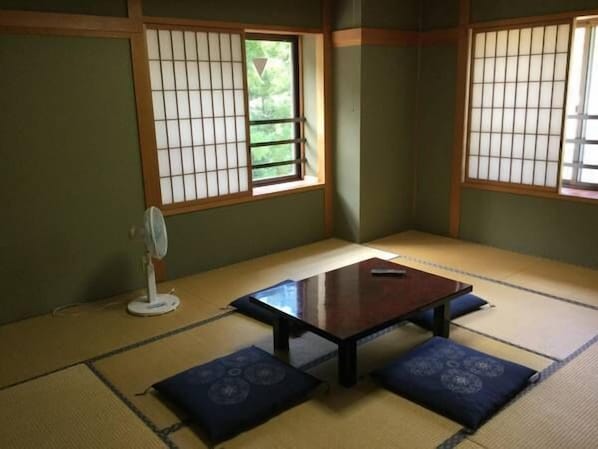 Caja de seguridad en la habitación y escritorio
