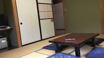 Traditionele kamer (Japanese Style, for 4) | Een kluis op de kamer, een bureau