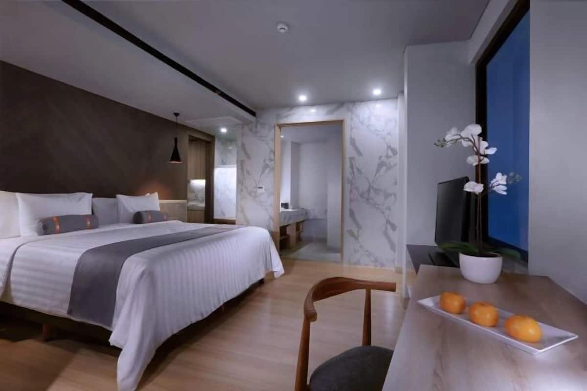 Premium bedding, minibar, in-room safe, desk