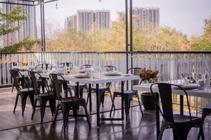 Petit déjeuner, déjeuner et dîner servis sur place