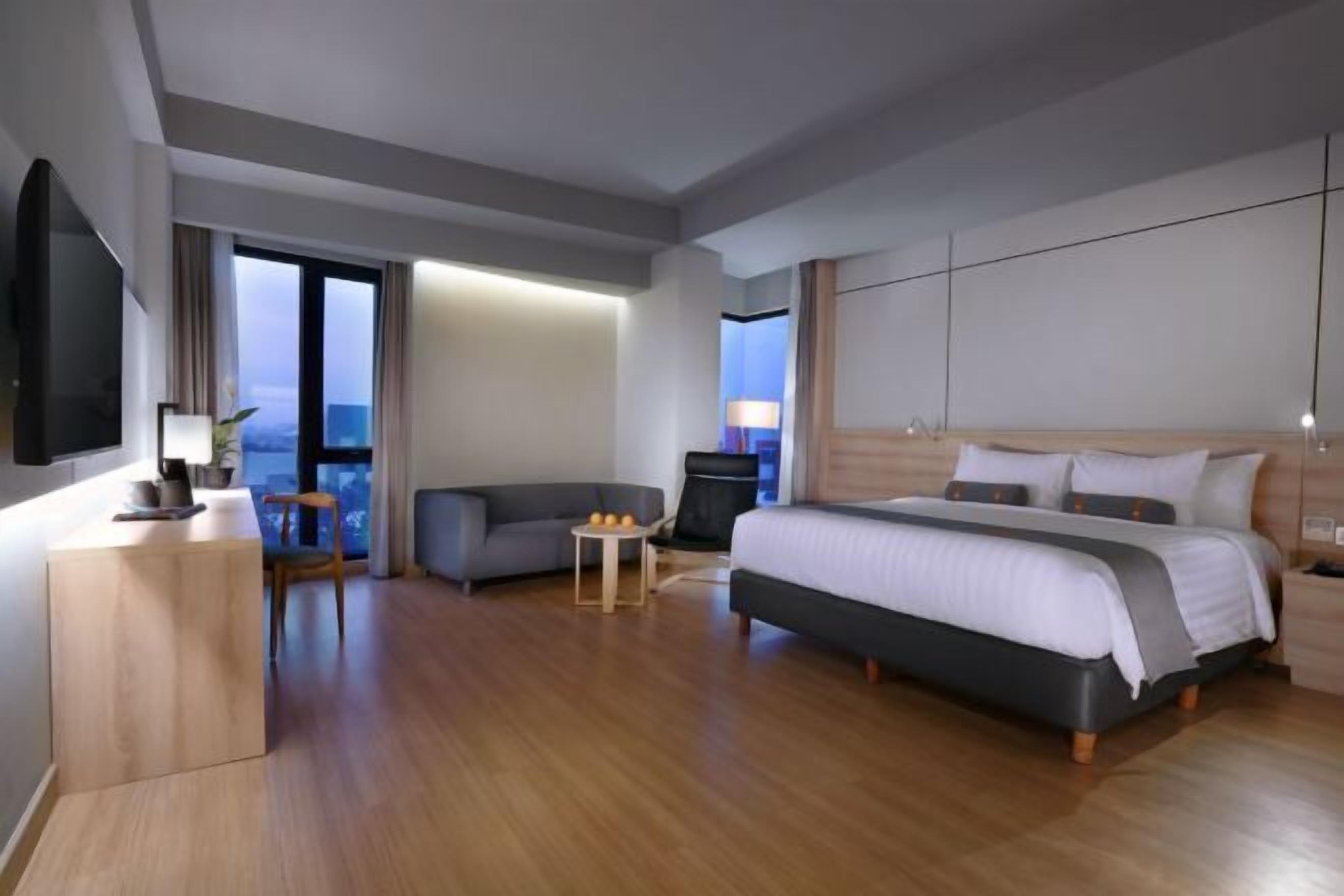Premium bedding, minibar, in-room safe, desk