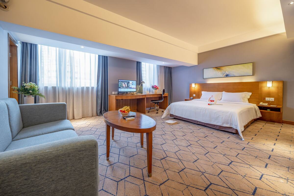 Deluxe Double Room | Minibar, in-room safe, desk, blackout drapes
