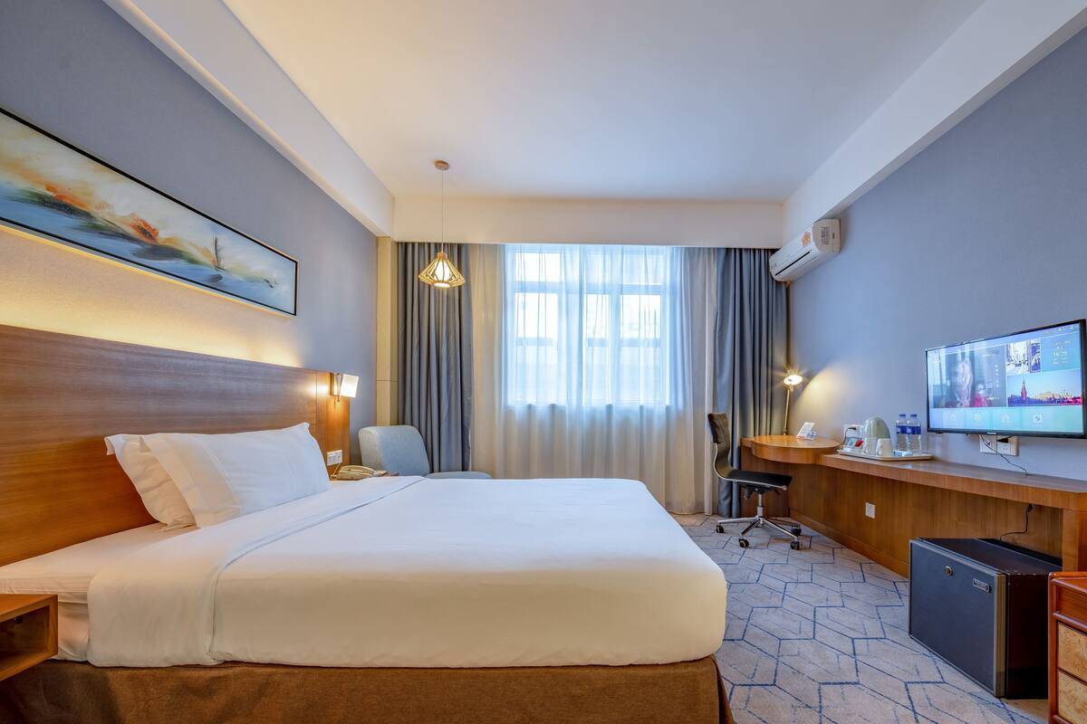 Business Double Room | Minibar, in-room safe, desk, blackout drapes