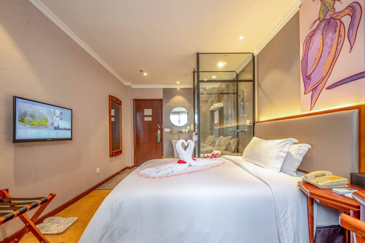 Superior Double Room | Minibar, in-room safe, desk, blackout drapes