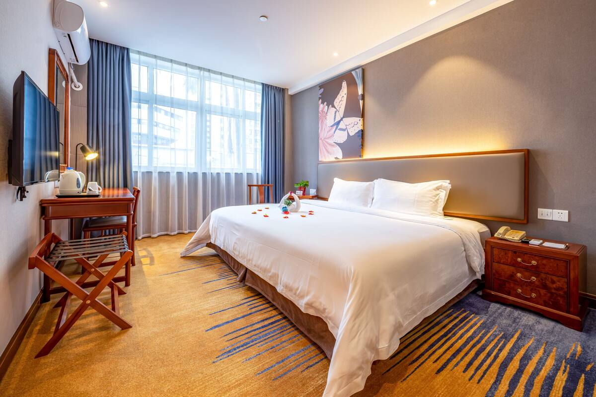 Elite Single Room | Minibar, in-room safe, desk, blackout drapes