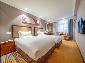 Minibar, coffres-forts dans les chambres, bureau, rideaux occultants