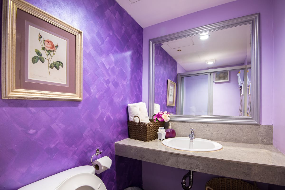 Shower, rainfall showerhead, free toiletries, hair dryer