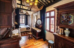 Antique Suite | Desk, blackout drapes, iron/ironing board, free WiFi - The Glanceback Garden Guest House (Suzhou)