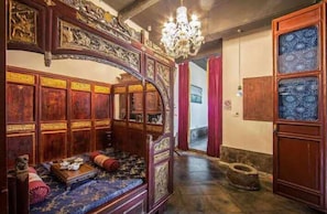 Suite classique | Bureau, rideaux d’obscurcissement, fer et planche à repasser