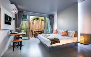 Deluxe Double Room with Balcony  | ตู้นิรภัยในห้องพัก, โต๊ะทำงาน, Wi-Fi ฟรี, ผ้าปูที่นอน