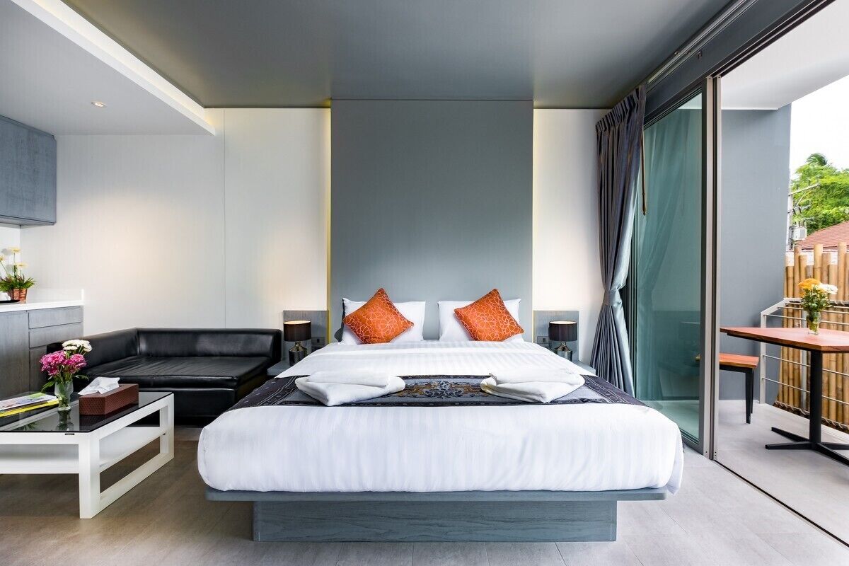 deluxe king room  | in-room safe, desk, free wifi, bed sheets