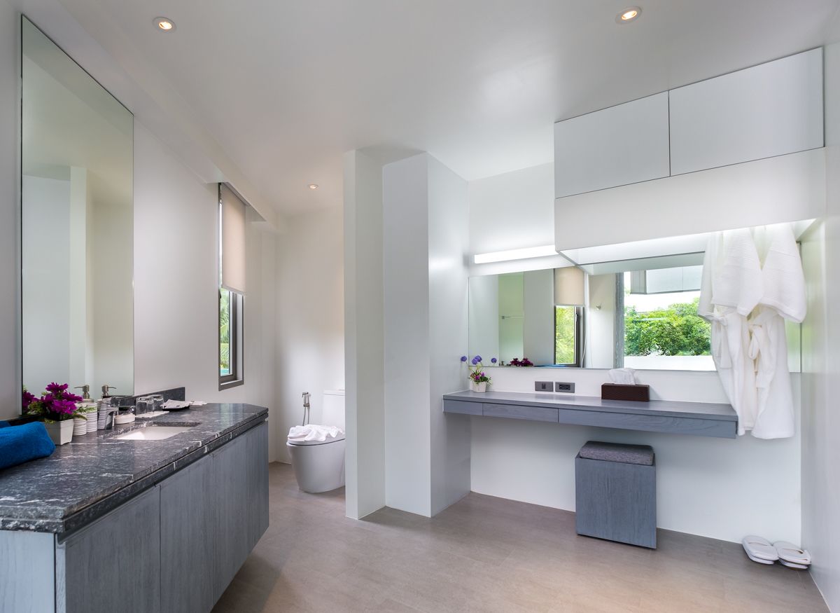 deluxe king room  | bathroom | shower, rainfall showerhead, free toiletries, hair dryer