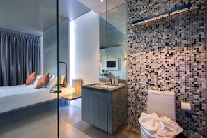 Shower, rainfall showerhead, free toiletries, hair dryer - Kamala Resotel (Kamala)