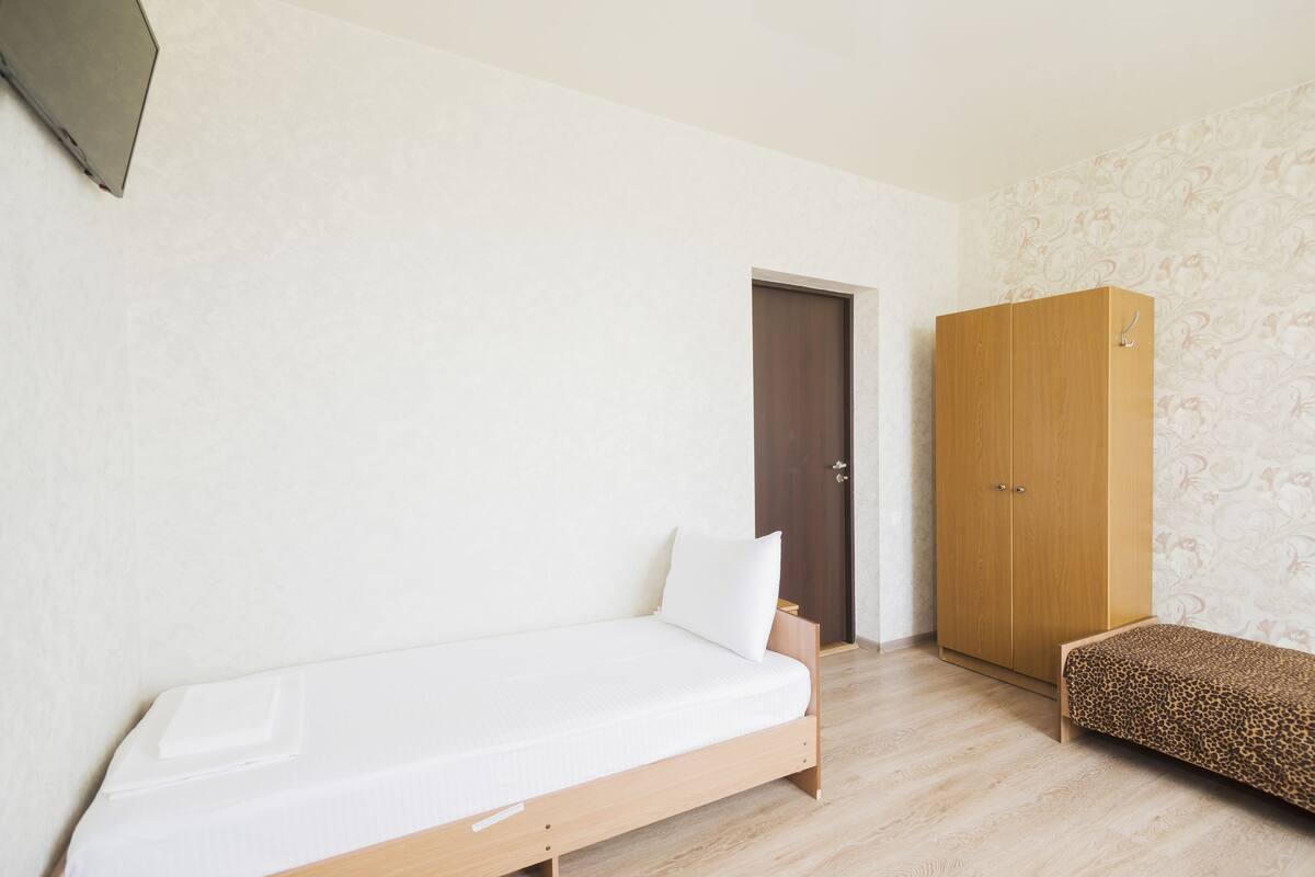 Habitación triple económica, 3 camas individuales | Tabla de planchar con plancha, wifi gratis y ropa de cama