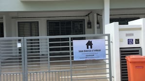 A gated entrance to a building with a sign indicating it is a homestay named 'Salam Homestay d/Sendayan'. - Salam Homestay d'Sendayan (Bandar Sri Sendayan)