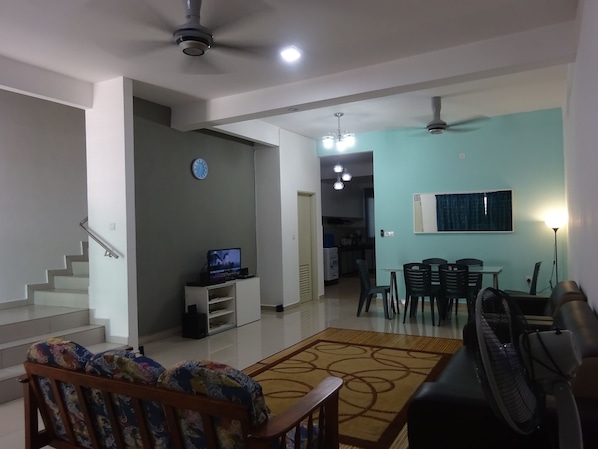House, 4 Bedrooms | Living room
