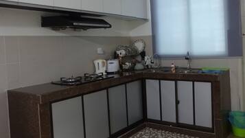House, 4 Bedrooms | Dapur peribadi | Peti sejuk, dapur, pembancuh kopi/teh, cerek elektrik
