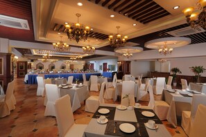 Breakfast, lunch and dinner served - Manju Select Hotel(Hongqiao Hub National Exhibition Center Store) (Shanghai)