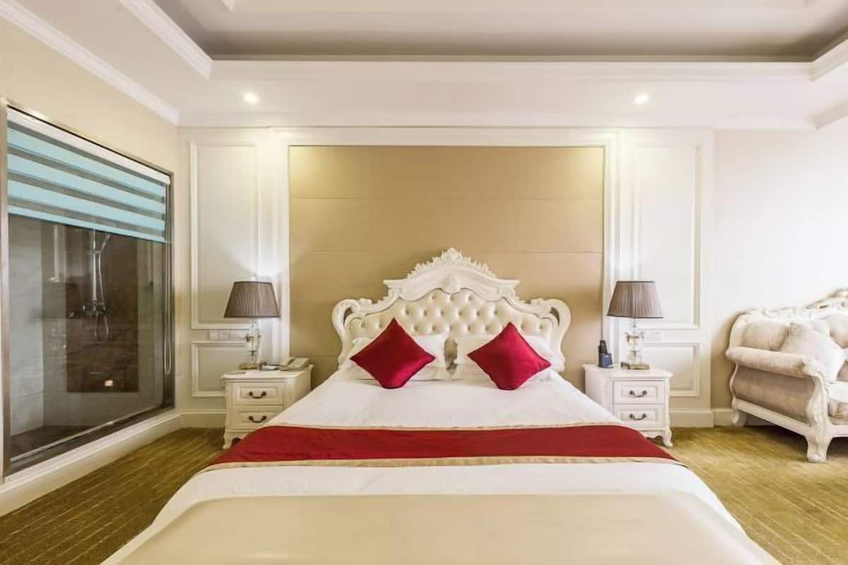 Minibar, escritorio, cortinas blackout y tabla de planchar con plancha