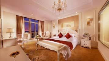 Minibar, escritorio, cortinas opacas y tabla de planchar con plancha