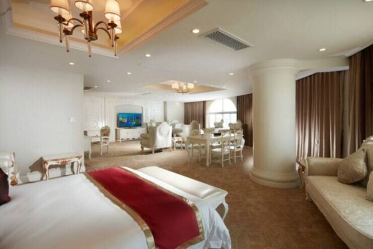 Een minibar, een bureau, verduisterende gordijnen