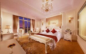 Minibar, desk, blackout drapes, iron/ironing board - Manju Select Hotel(Hongqiao Hub National Exhibition Center Store) (Shanghai)