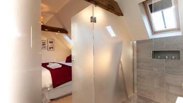 Business Apartment | Bathroom | Shower, free toiletries, hair dryer, towels